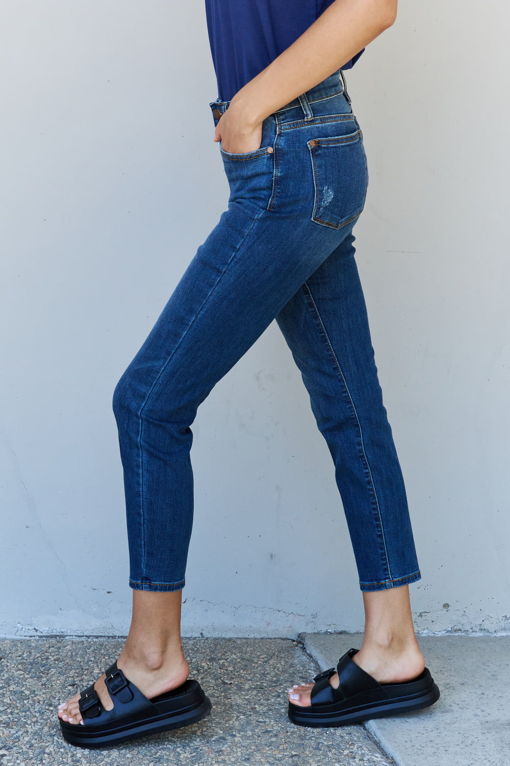 Judy Blue Aila Petite/Short Full Size Mid Rise Cropped Relax Fit Jeans