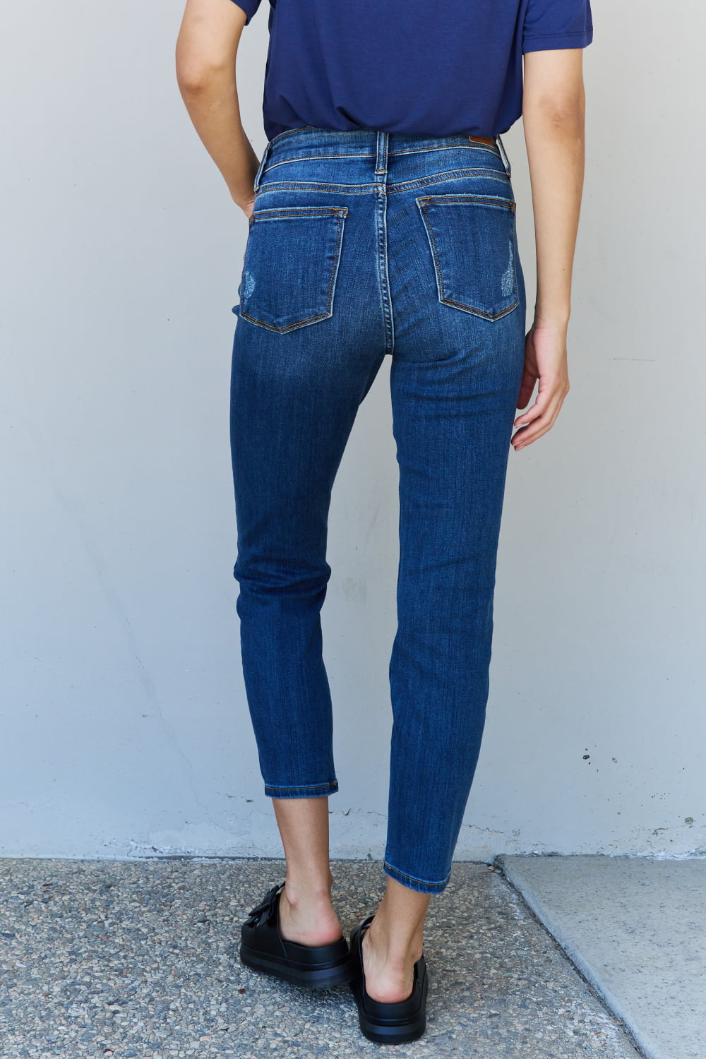 Judy Blue Aila Petite/Short Full Size Mid Rise Cropped Relax Fit Jeans